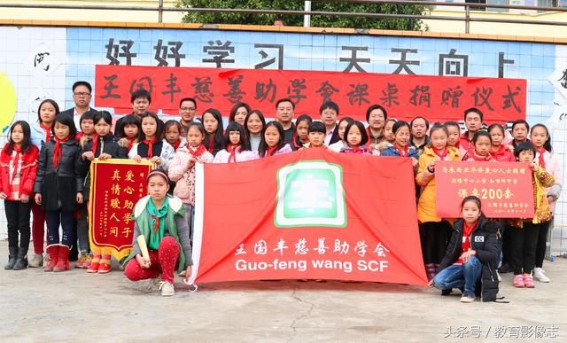 马来西亚华侨为新田两所学校捐赠课桌椅200套