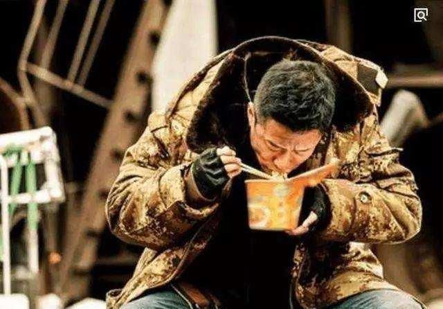 她的片酬超过了李连杰与成龙总和，毕竟走路也要钱，吴京直说：真请不起