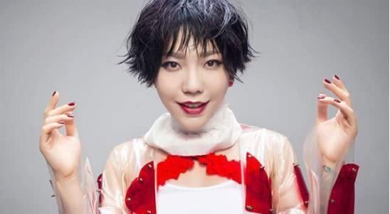她曾因《中国好声音》大火，狂接上亿代言，如今却在小县城捞金