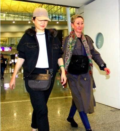 64岁林青霞与67岁施南生同框比美,玉镯太抢镜