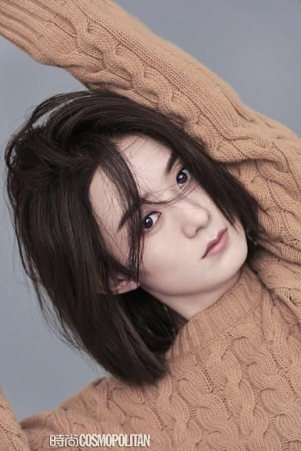 赵丽颖短时间五大刊拿下三本!网友: 颖宝的背影