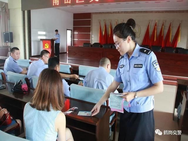 鹤岗市公安局交警支队深入南山区政府开展交通