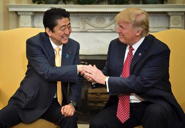 安倍拍了整整一年的马屁，特朗普还是要对日本下手