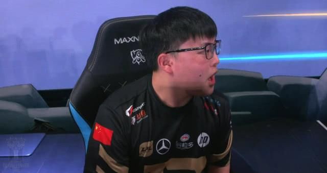 uzi粉丝怒喷卡莎冠军皮肤!这应该属于uzi!