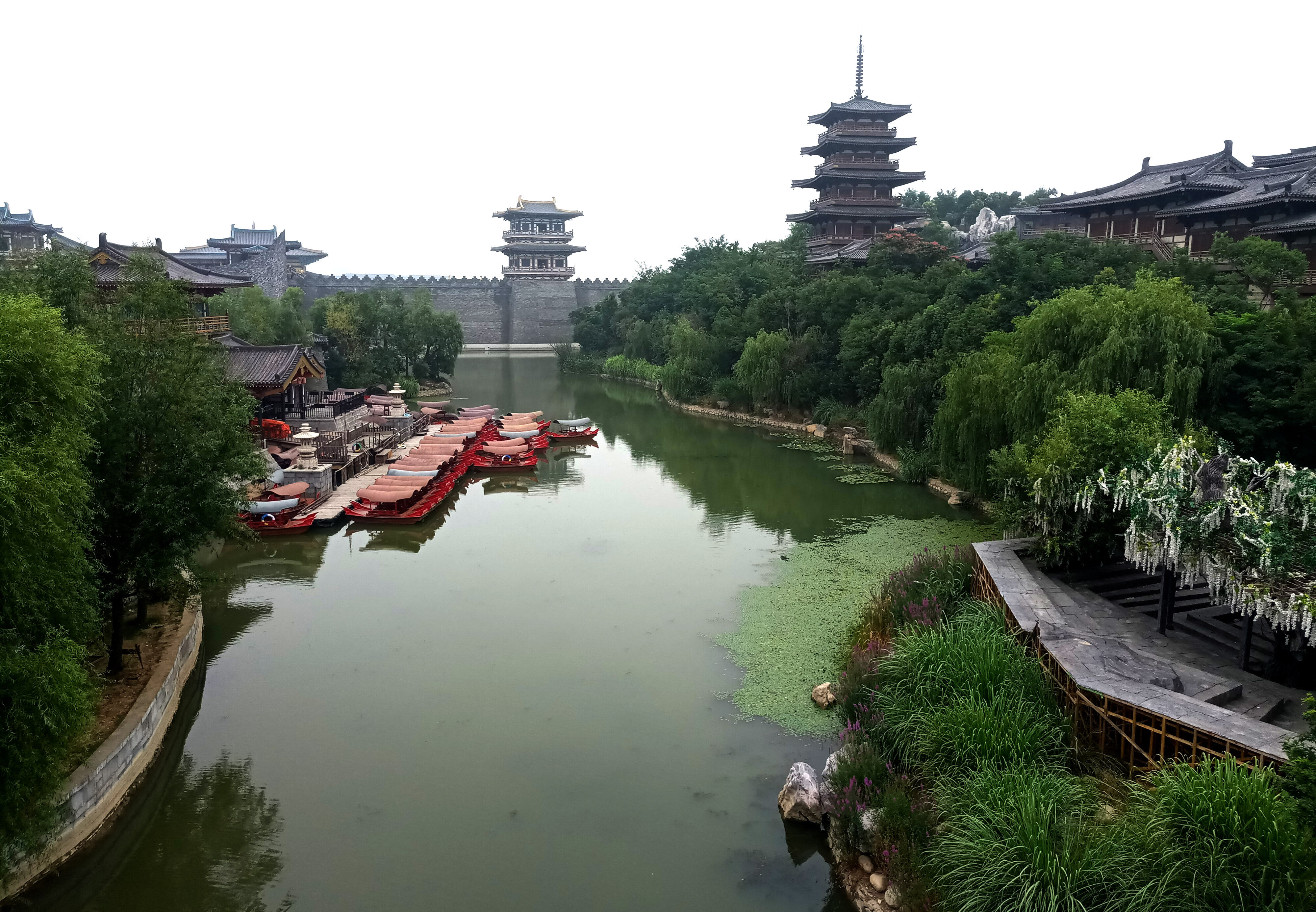游客着华服逛中国唐城,体验穿越盛世长安