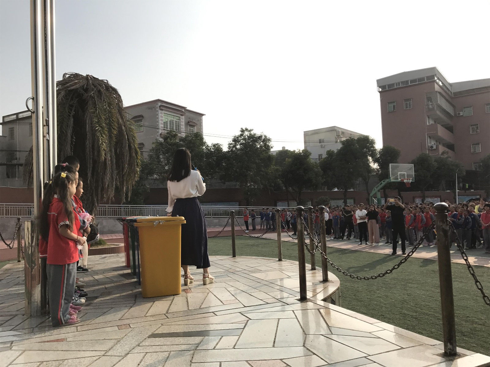 分类投放齐分享,兴趣浓浓助环保--东边小学垃圾