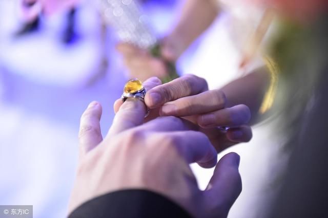 我当上门女婿，每月偷着给我妈两千元，老婆知道后让我给五千元