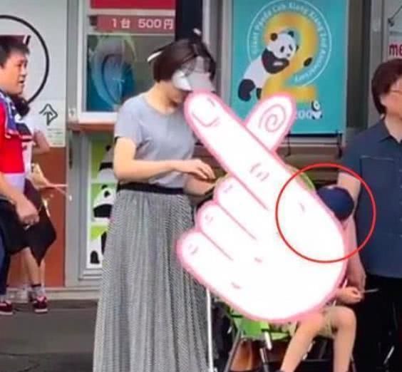 45岁董卿素颜现身日本,独自推婴儿车满头大汗,年轻帅哥相伴 凯时娱乐官网网址
