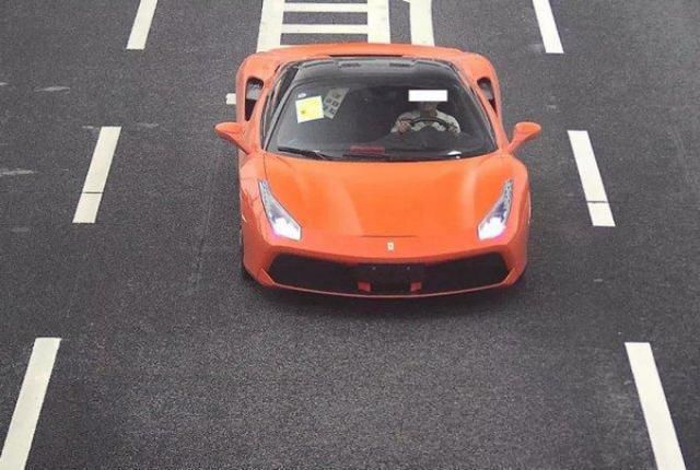 小伙开着偷来的法拉利满武汉大街跑;滴滴青桔