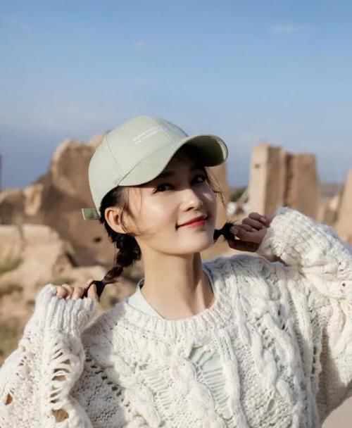 李沁晒出美照，仙气飘飘实在太美，配文保护当下