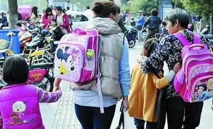 幼儿园放学,谁来接送孩子,其中能够看出很多问