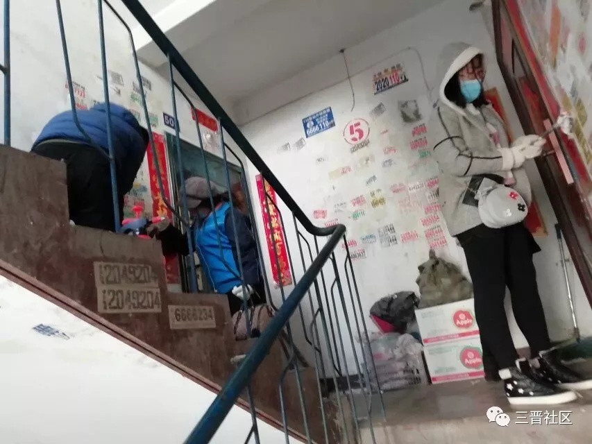 阳泉丨惠泽社区开展清理楼道小广告活动