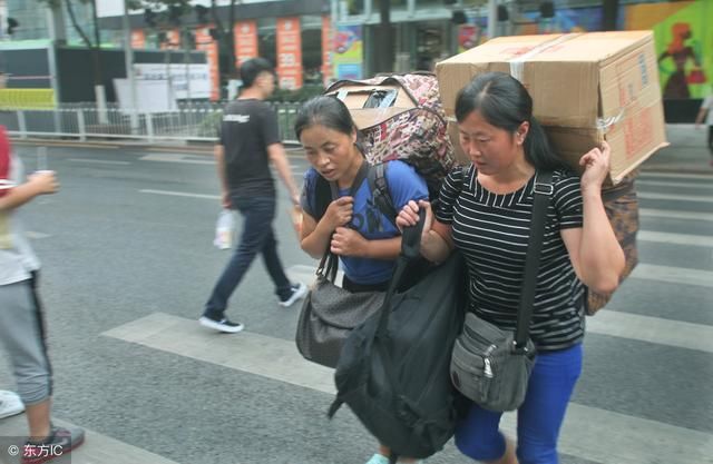 农妇出远门，见火车上母亲给孩子冲奶粉的动作，她立刻报警后愣了