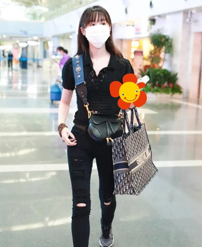 袁冰妍机场未修图曝光，无滤镜下的腿虽细，直男看了却不喜欢