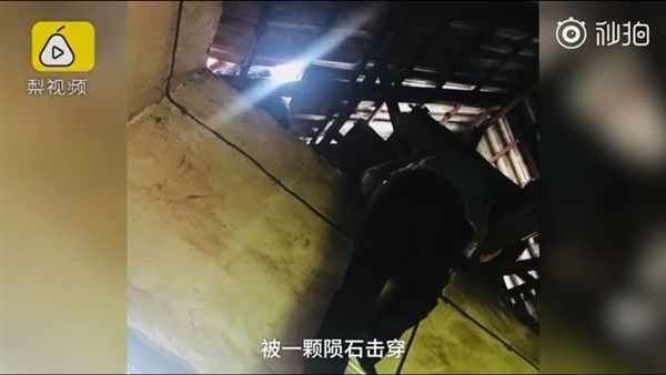 陨石坠落云南西双版纳:村民屋顶被击穿