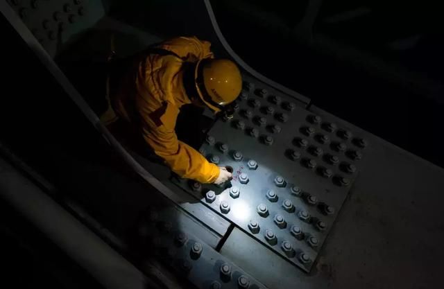 深夜,一帮人在大胜关长江大桥上敲敲打打……