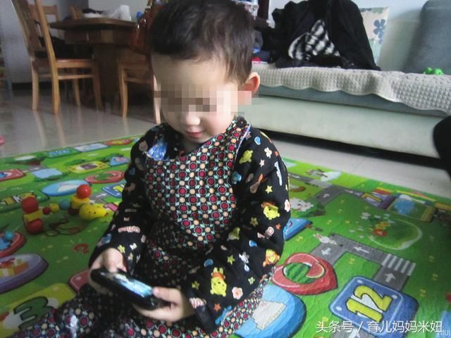 孩子老玩手机怎么办？这位奶奶的办法很实用