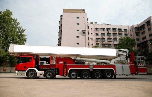 高楼层失火救援难度大,世界最高消防云梯全伸