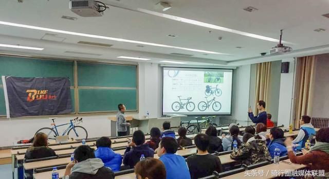 北京高校联队教练潘震为北京联合大学车友进行