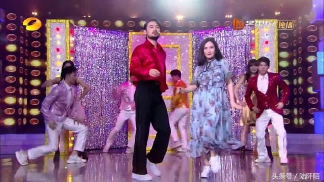 张翰戚薇表演唱歌,谢娜全程背台本不抬头,却被