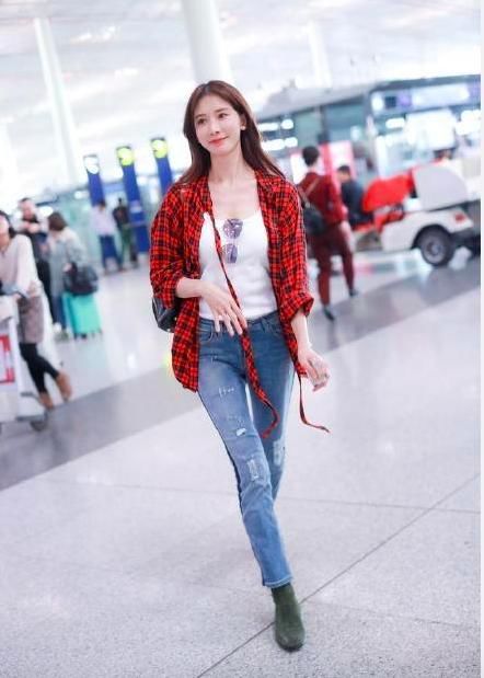 44岁林志玲晒美照下巴抢镜,网友却想要她的口