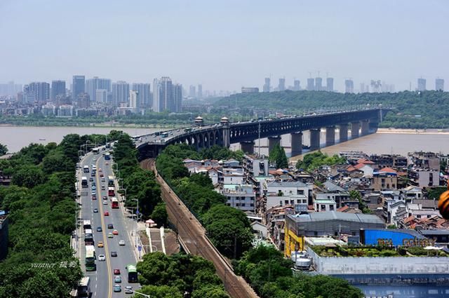 中国交通最强的省会城市，海陆空辐射半个中国，不是广州不是南京