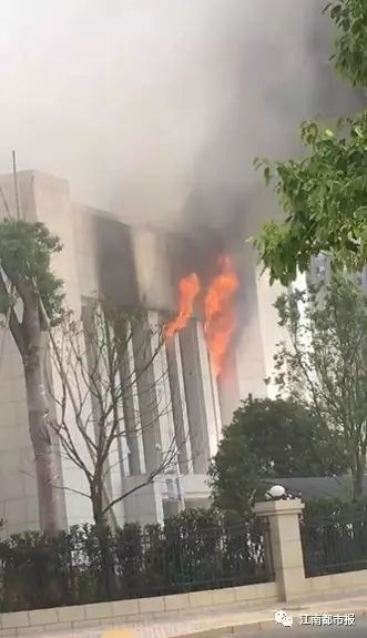 吉安公安局指挥大楼起火 现场浓烟滚滚
