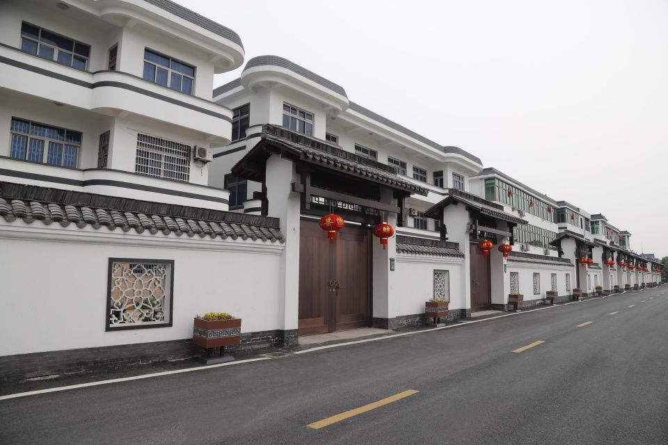 实拍浙江奢华农村户户豪宅,出门有公园,垃圾全分类