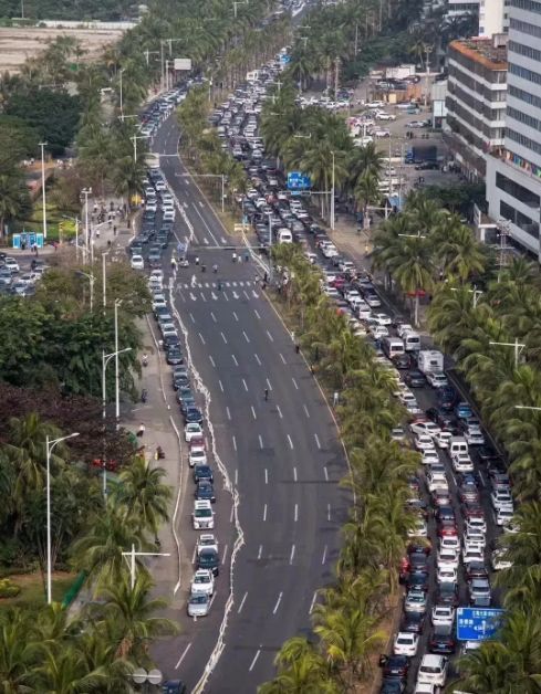 上万车辆滞留海口:乱鸣喇叭扰民 垃圾满天飞