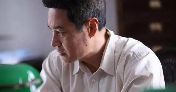 出道35年,做人低调演技好,演员名单总靠后,娶个