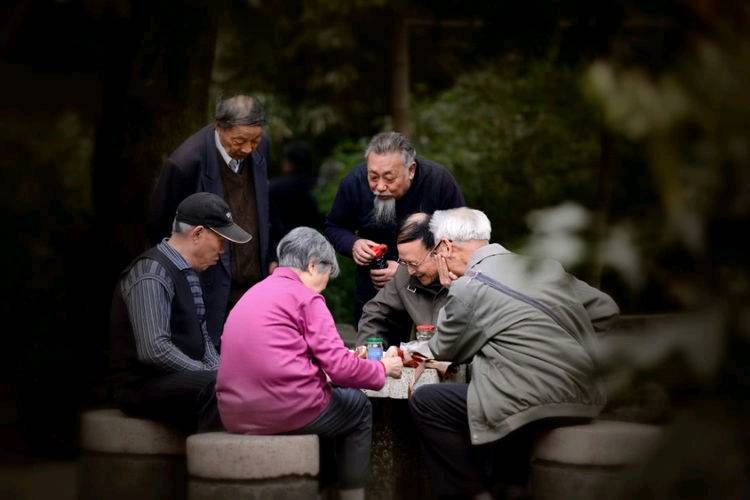 农村老人和城里老人的生活