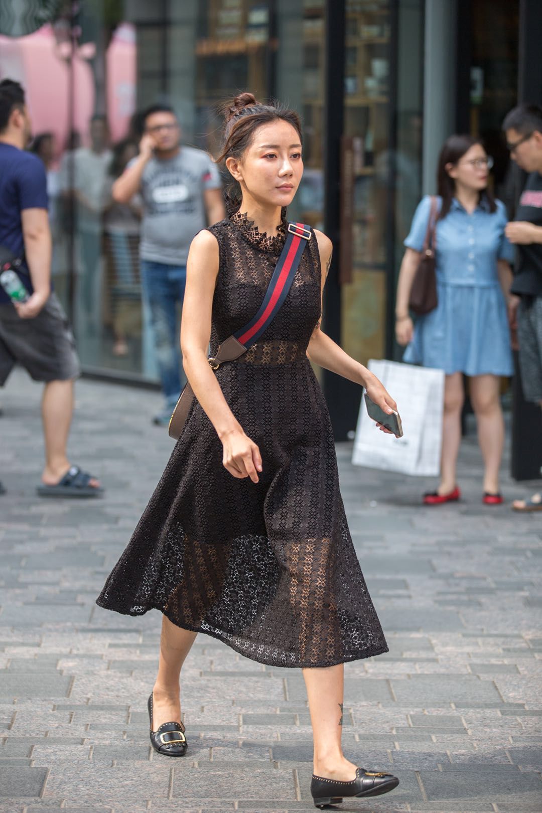浪漫夏日,穿一条飘逸的裙子逛街更清爽迷人~行