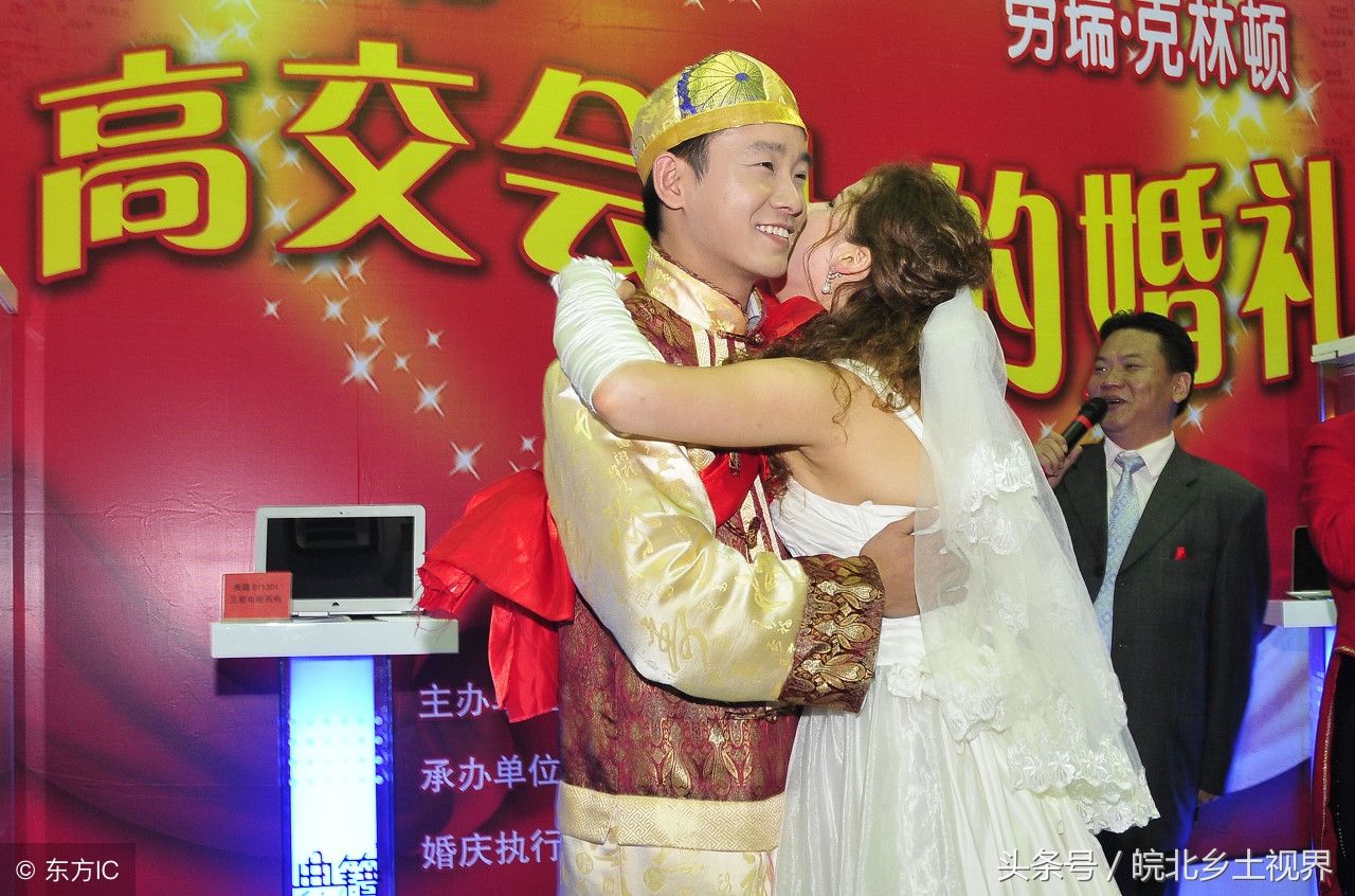 中国小伙娶洋媳妇，女孩美丽贤惠不图钱，跨国爱情幸福甜蜜