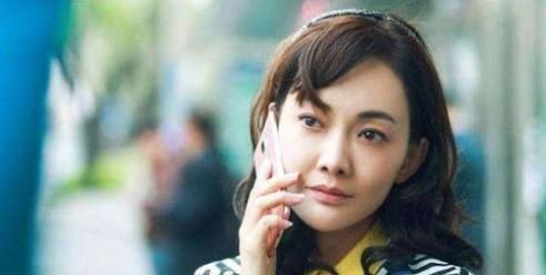 47岁牛莉大方晒大7岁圈外老公，长相儒雅帅气尽显，两人好甜蜜