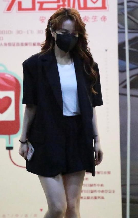 吴昕越来越敢露，露脐上衣显得肚子圆鼓鼓，好在女团腿很加分