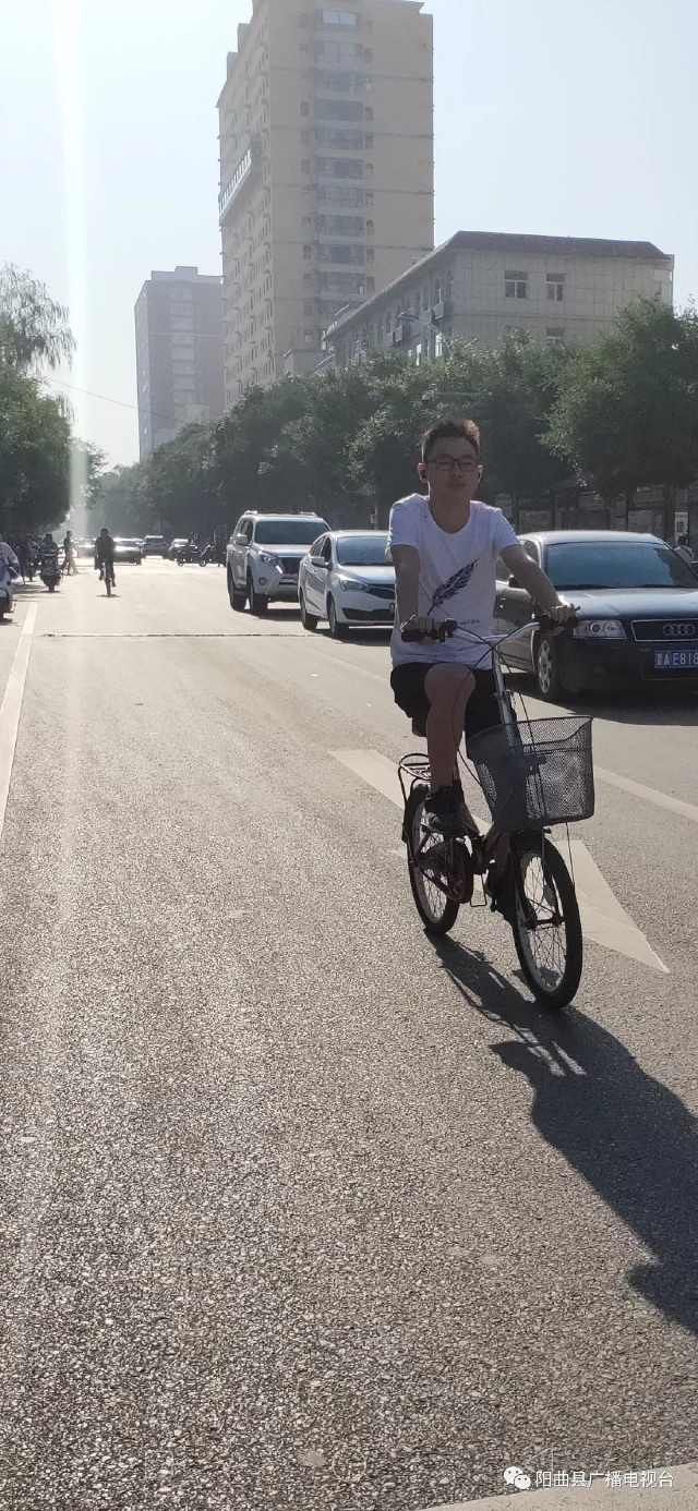 不按规定车道行驶