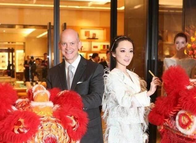 ... 思燕去买鞋,让大牌老板跪地为她穿鞋,尽显贵妇范