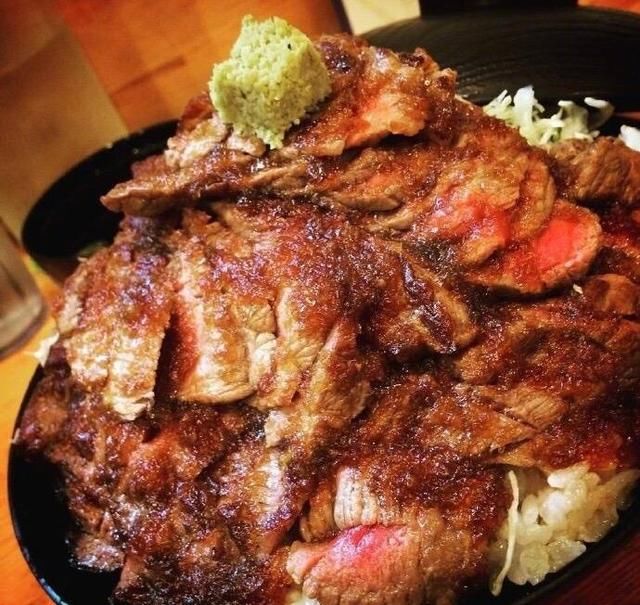 日本这家“牛肉盖饭”里的牛肉竟然比饭还要多！太幸福了吧！