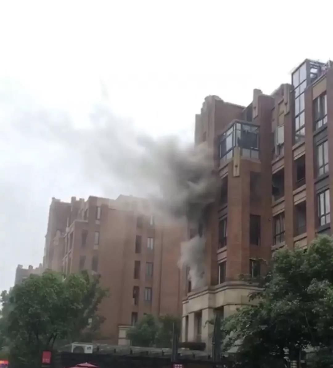 绍兴一居民楼起火!一家四口被逼到顶楼…还好