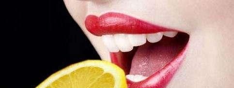 门牙缝发黑蛀牙的图片