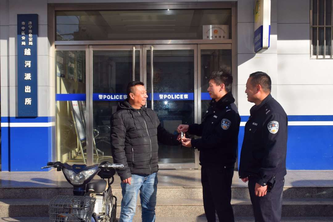 济宁:不拔钥匙电动车被偷 民警及时追回