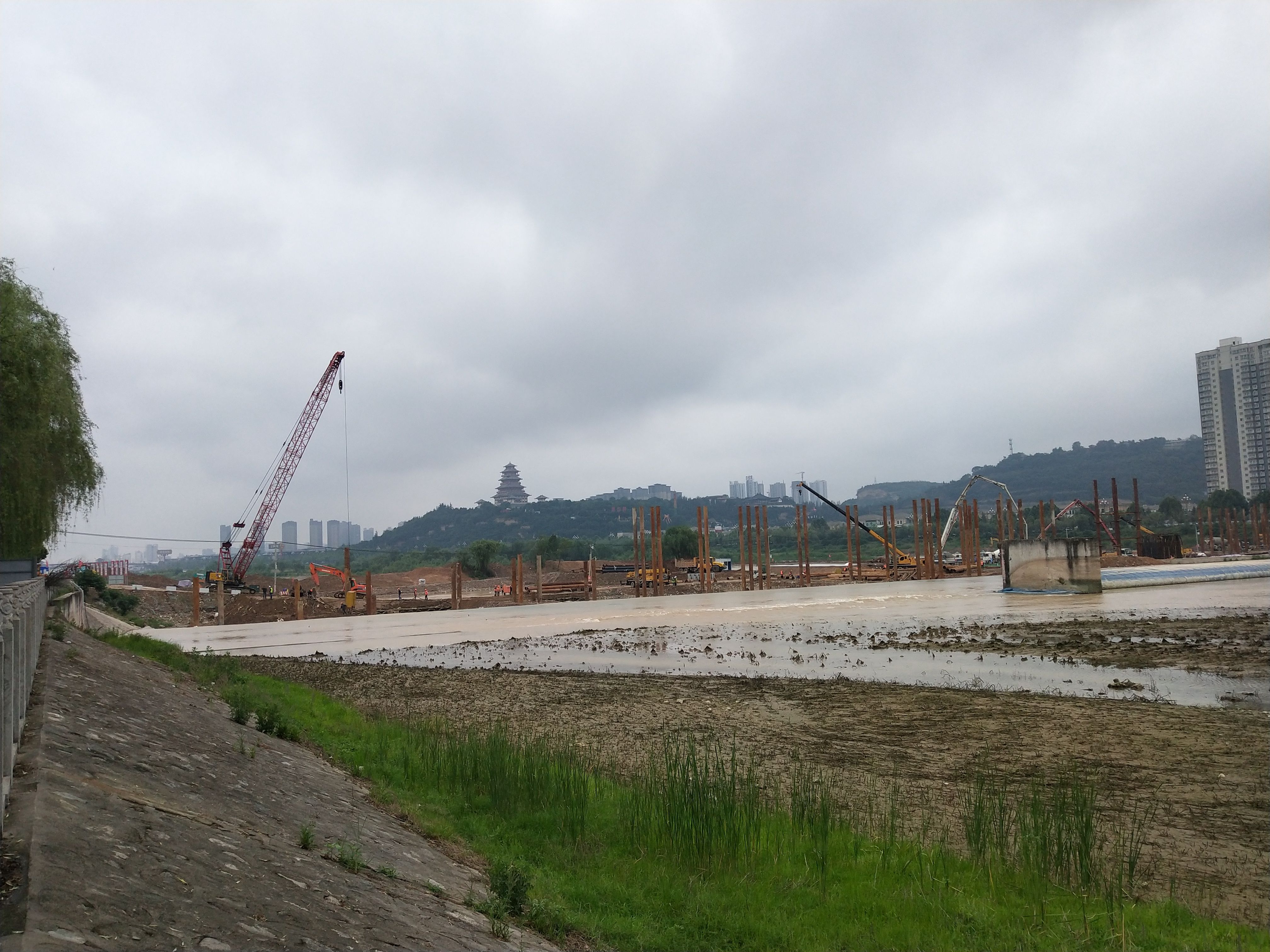 宝鸡市联盟路渭河大桥雨中续拍