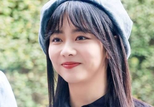 谭松韵孤影打游戏