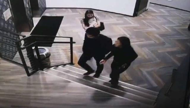 刘强东神秘女助理明州夜苦等7小时,比奶茶大4