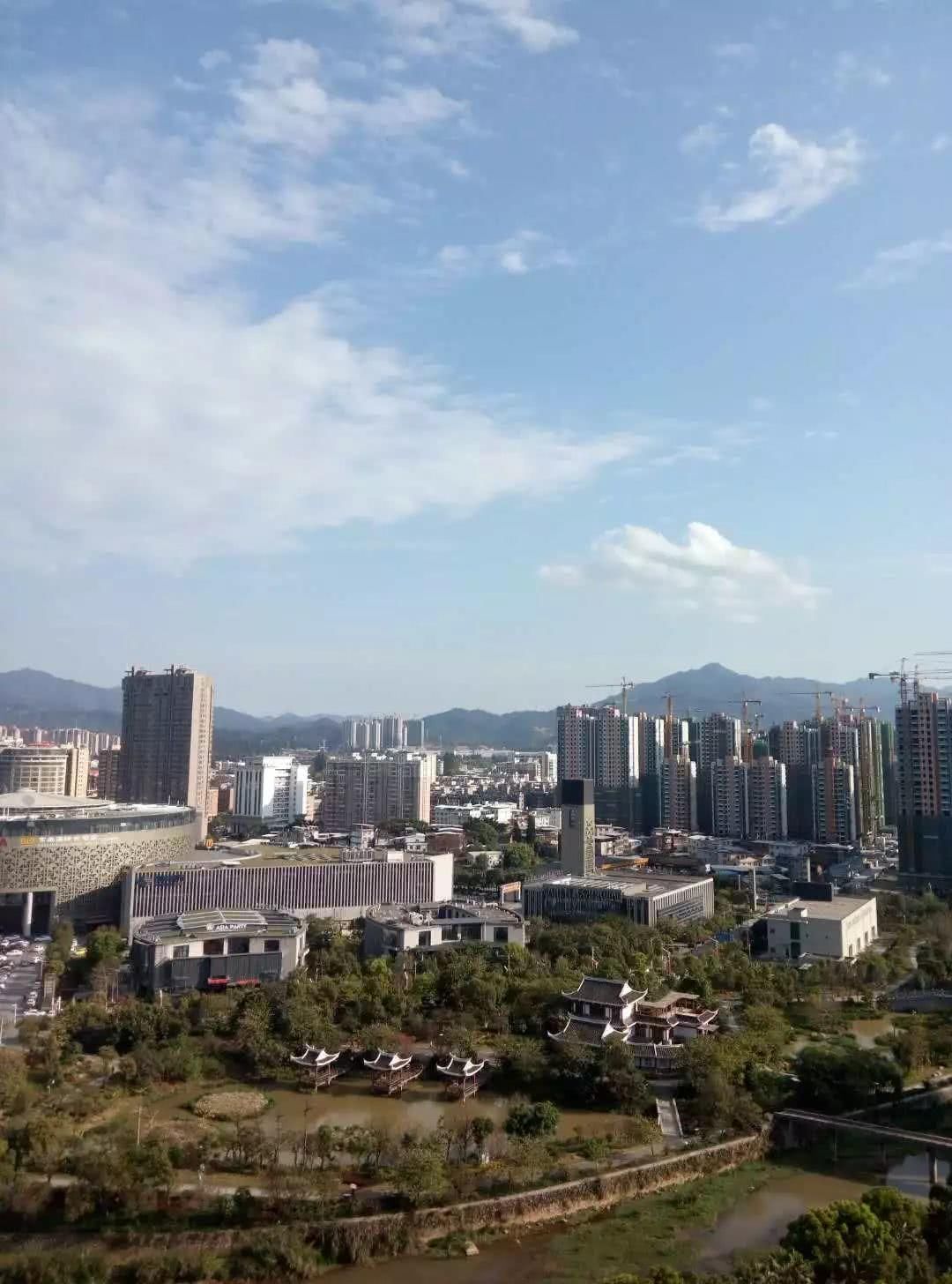 岩城天气任性“变脸”，一阵刮遍朋友圈的“妖风”吹来冰雹，还带