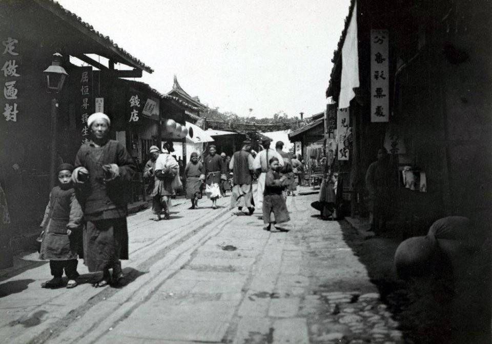 老照片:看看110年前的四川成都是什么样子，街道整齐，静谧祥和