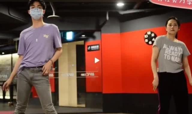 伊能静儿子与男生亲嘴,穿纱裙摆妩媚姿势,网友:父母都有责任