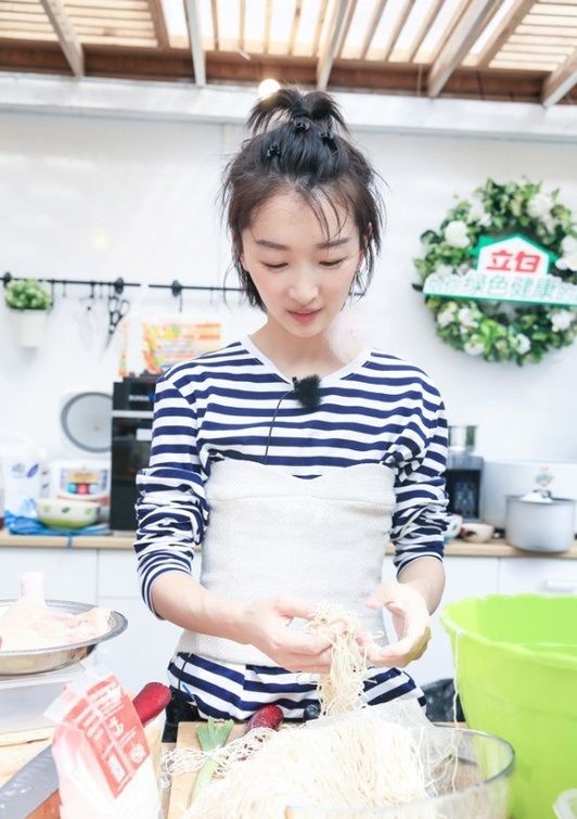 李小璐机场粉色夹克蝴蝶结曝少女心,网友评论