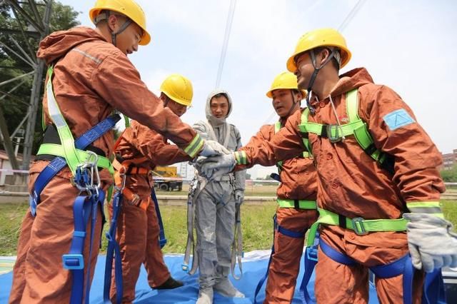 世界首次1100千伏带电作业模拟试验成功