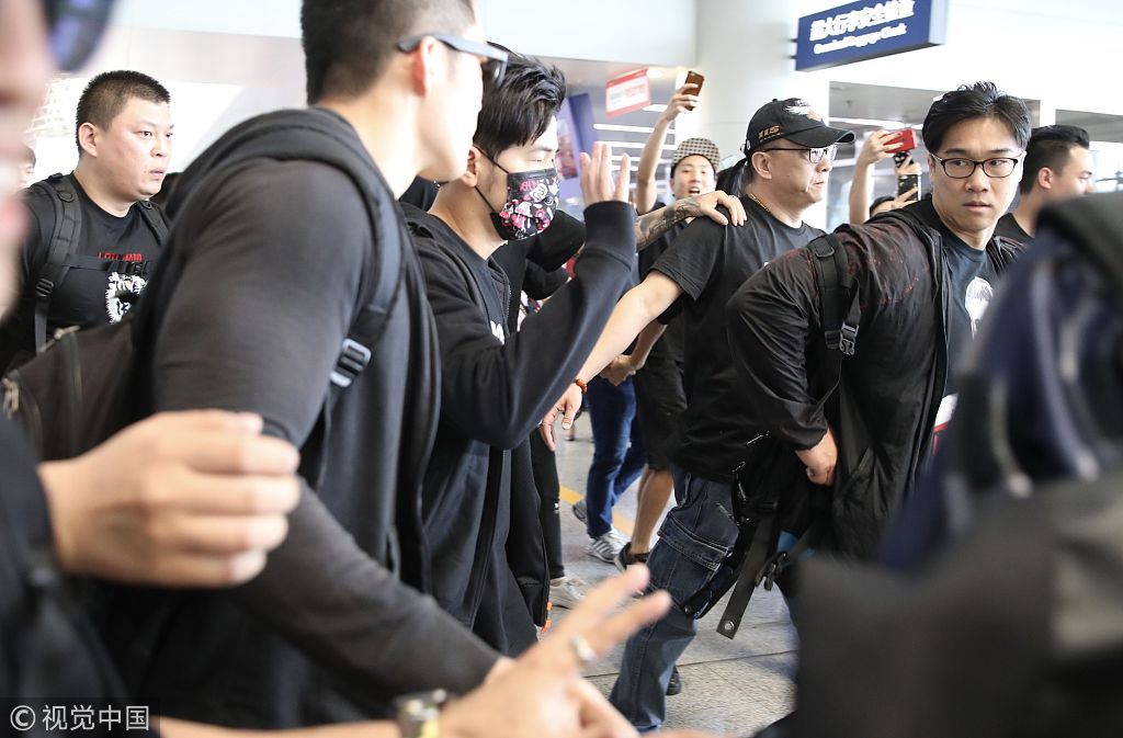 巨星待遇!周杰伦离成都 机场出动多名保安